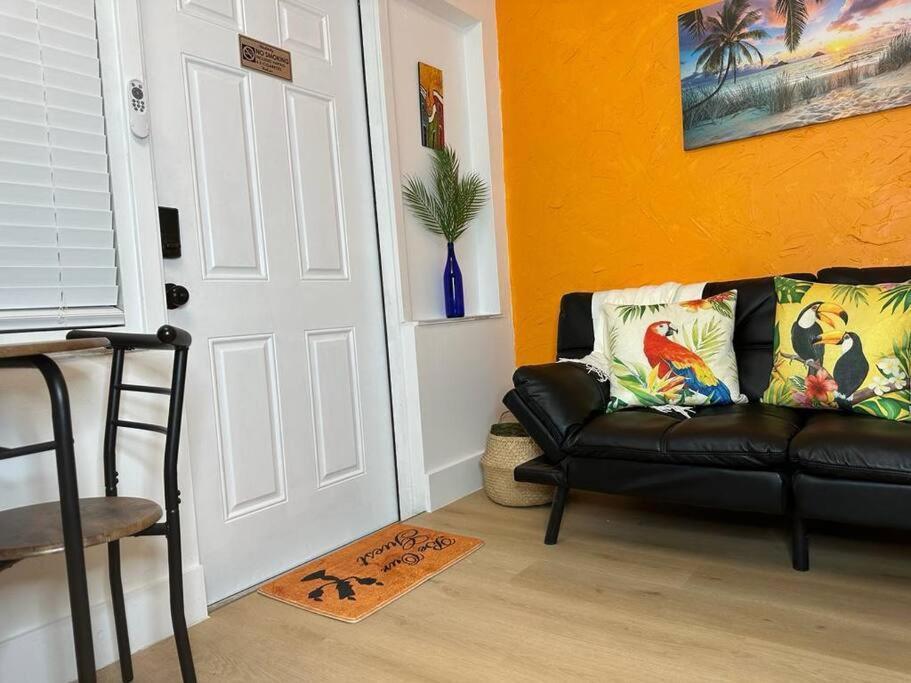 Sleeps 3, Casa Tropical In Apartamento